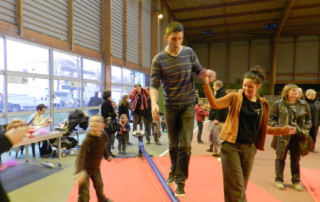 Atelier cirque- Marché de Noël 2011 - école de cirque En Piste - Cesson-Sévigné - Rennes Metropole