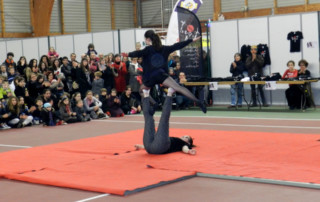 Animation cirque - Marché de Noël de Cesson-Sévigne 2014 - école de cirque En Piste - Cesson-Sévigné - Rennes Metropole